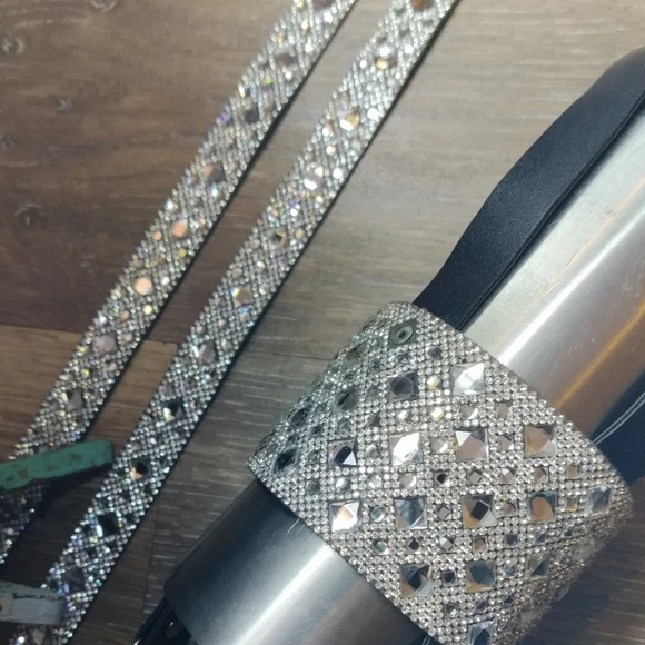 Stylish Silver and Black Water Bottle with Geometric Design - Picture 5 of 10